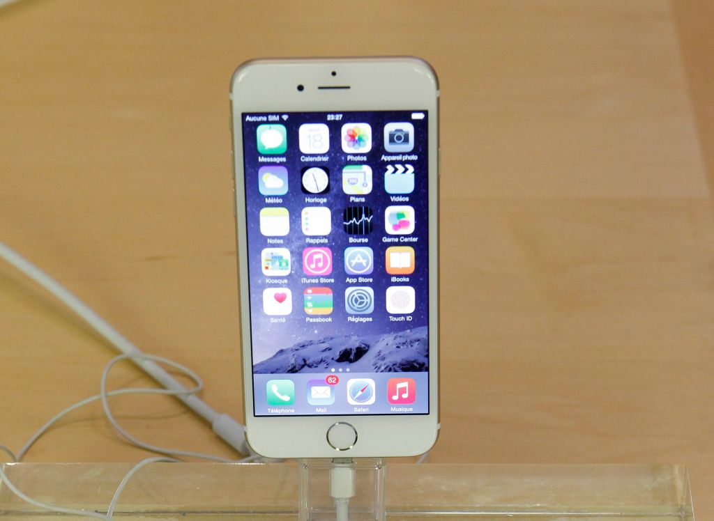 Apple's I Phone  : Launch at Apple Opera Store In Paris