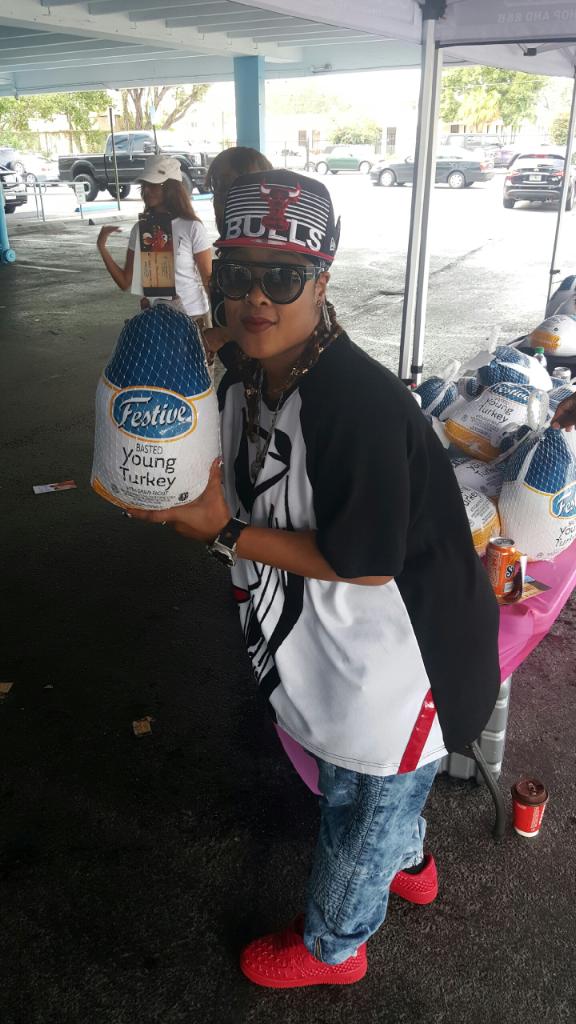 Da Brat Gives Away Turkeys