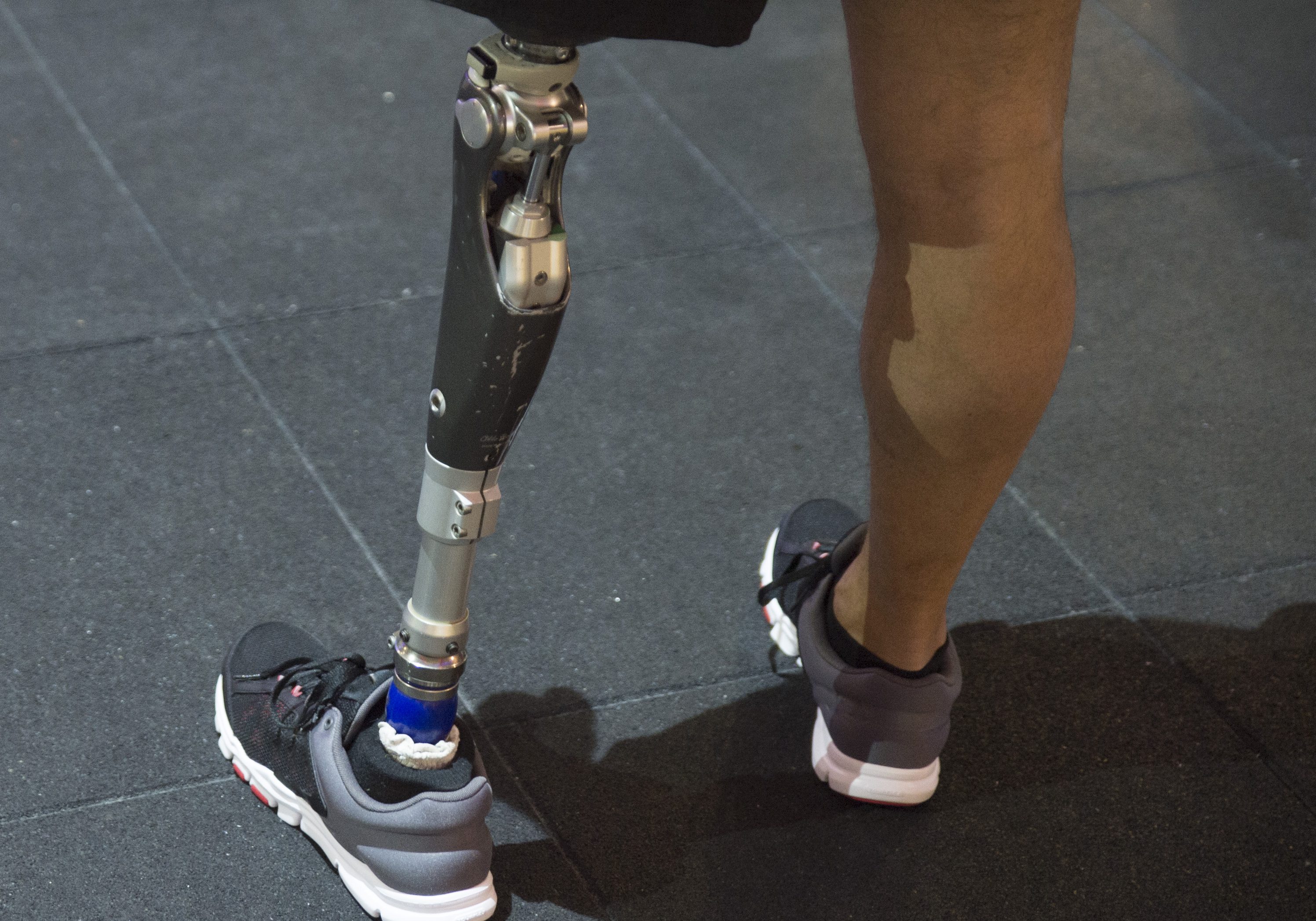 Man with leg amputated in the gym